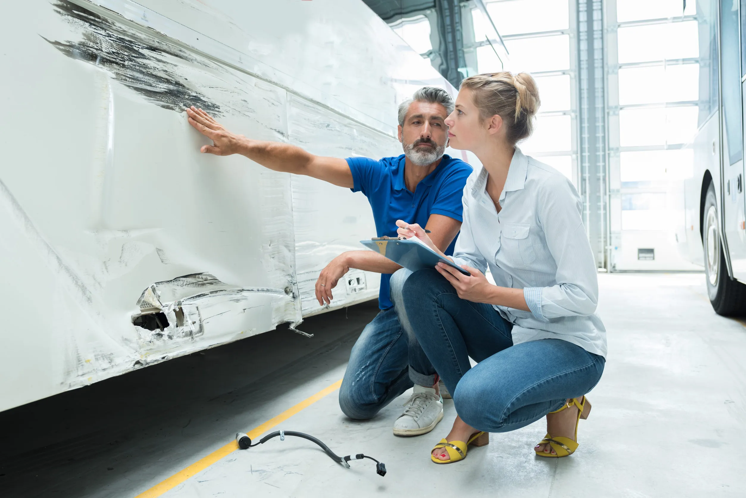 vehicle body technician studying the scratch